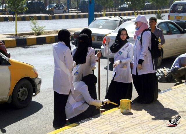 طبيبات يمنيات في حملة نظافة صنعاء |تصوير:محمد العماد